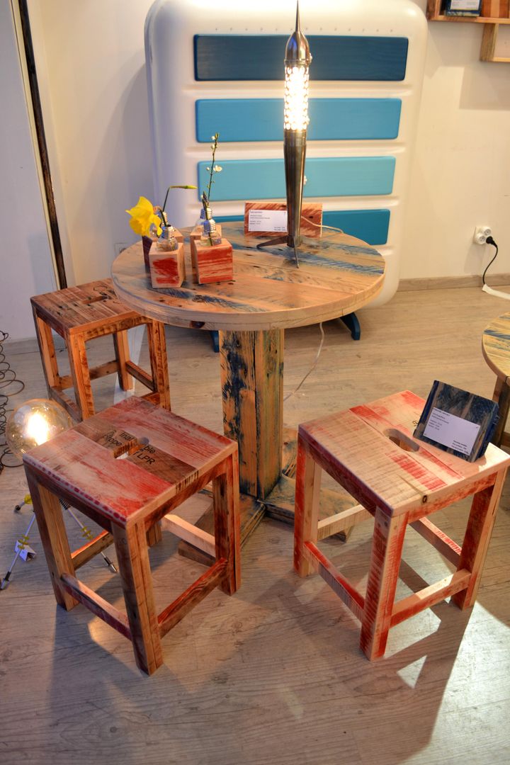 Table haute et tabourets Paul H - Artéfacts Salle à manger moderne Bois Effet bois Tables