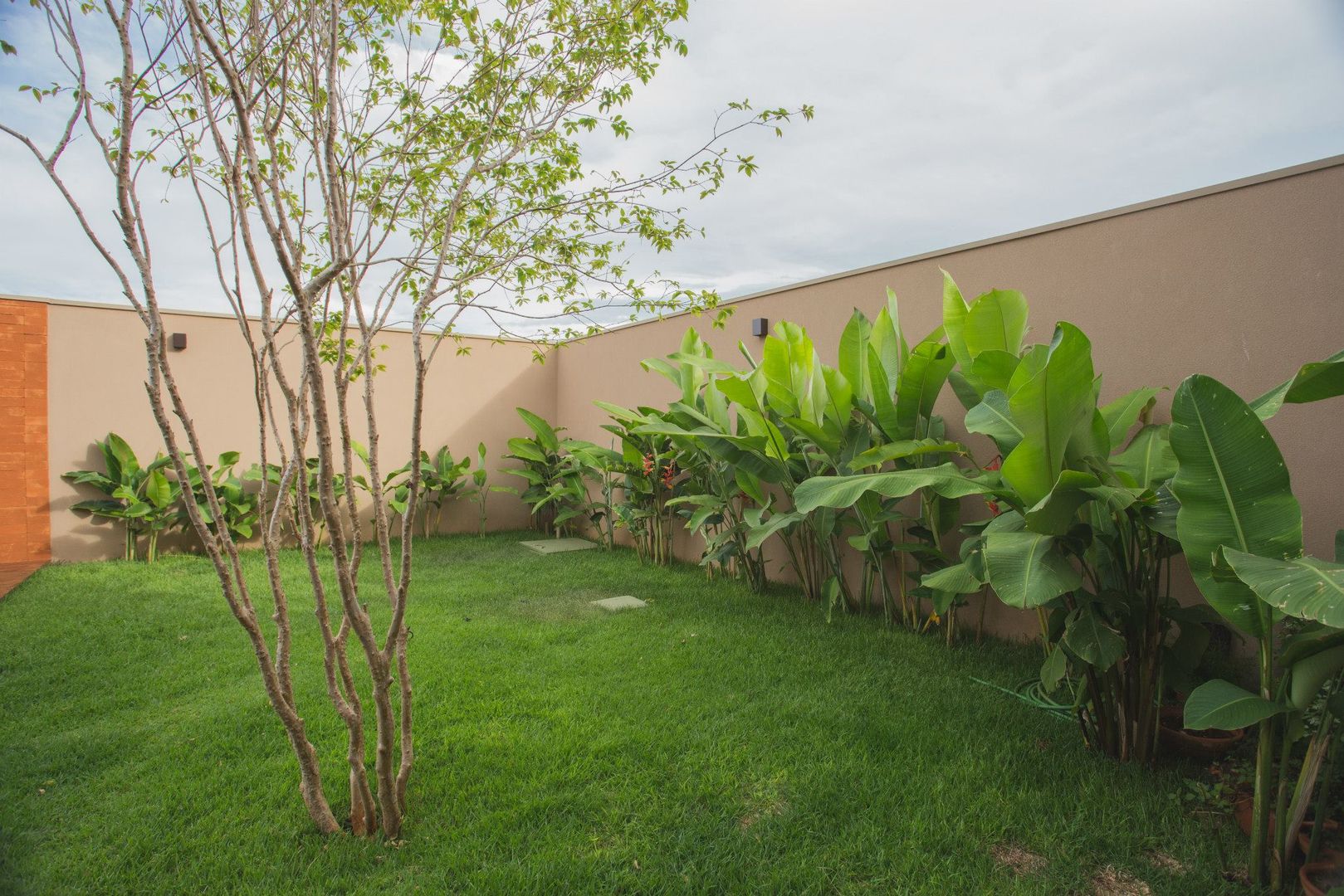 Residência Kaimoti, Biloba Arquitetura e Paisagismo Biloba Arquitetura e Paisagismo Jardin rural