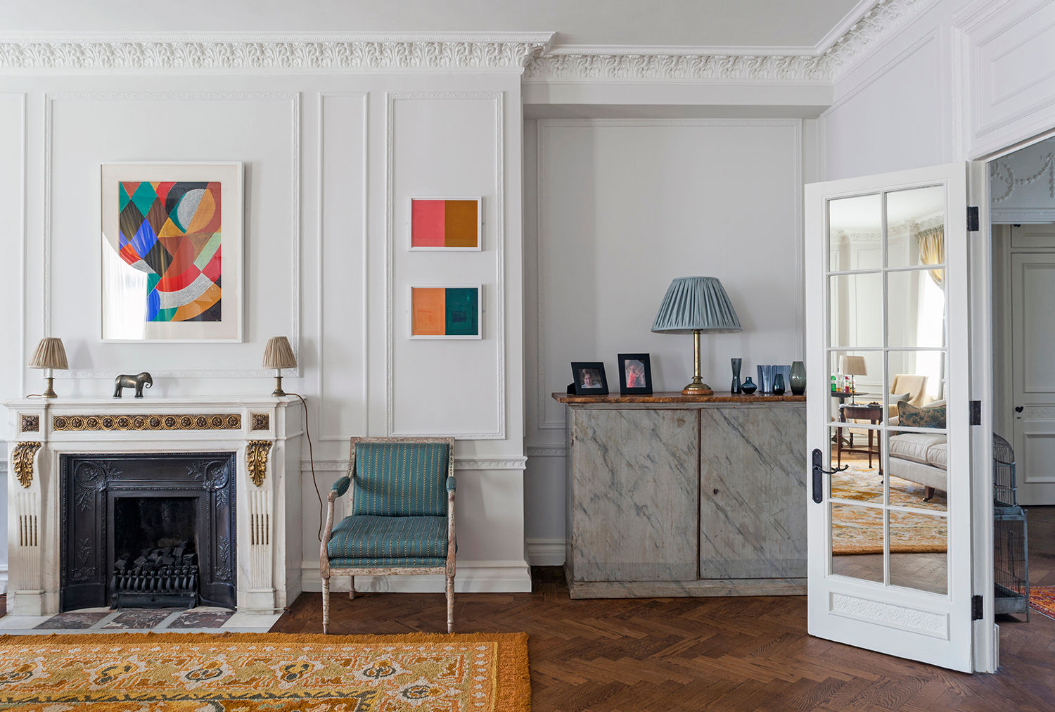 ​The living room at the Mansfield Street Apartment Nash Baker Architects Ltd غرفة المعيشة خشب Wood effect