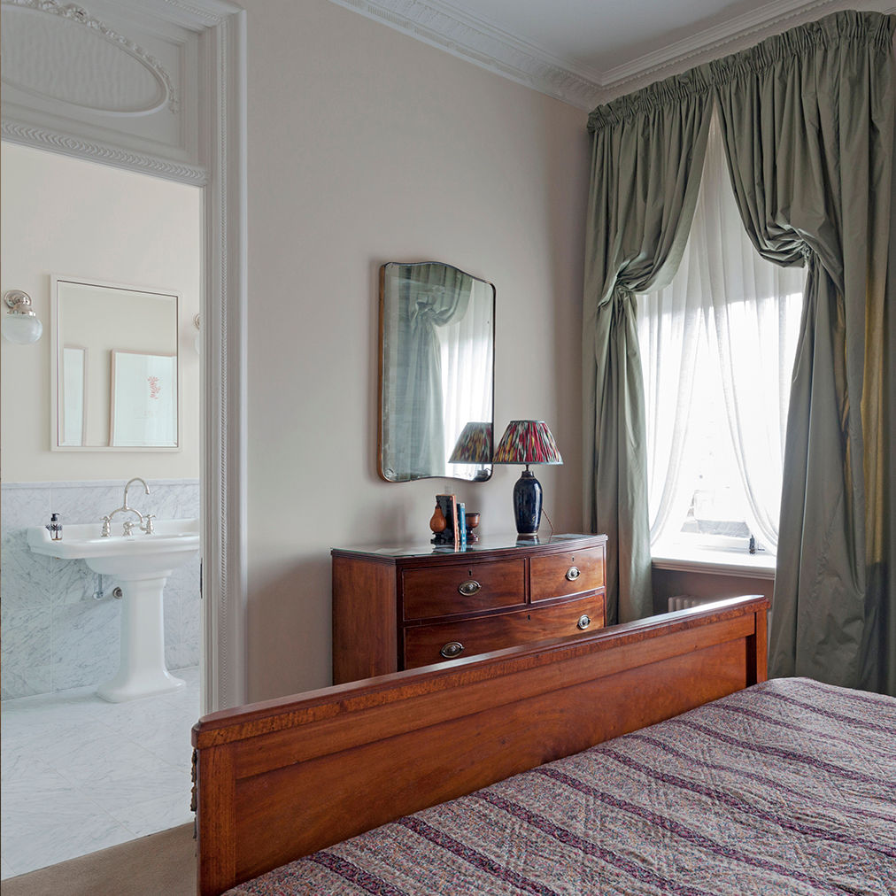 A bedroom at the Mansfield Street Apartment. Nash Baker Architects Ltd Classic style bedroom