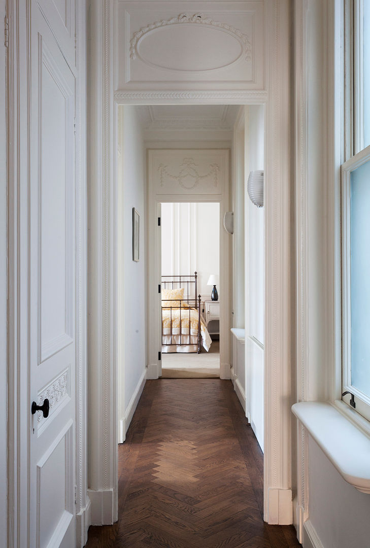 ​The hallway at the Mansfield Street Apartment. Nash Baker Architects Ltd Classic style corridor, hallway and stairs Wood Wood effect