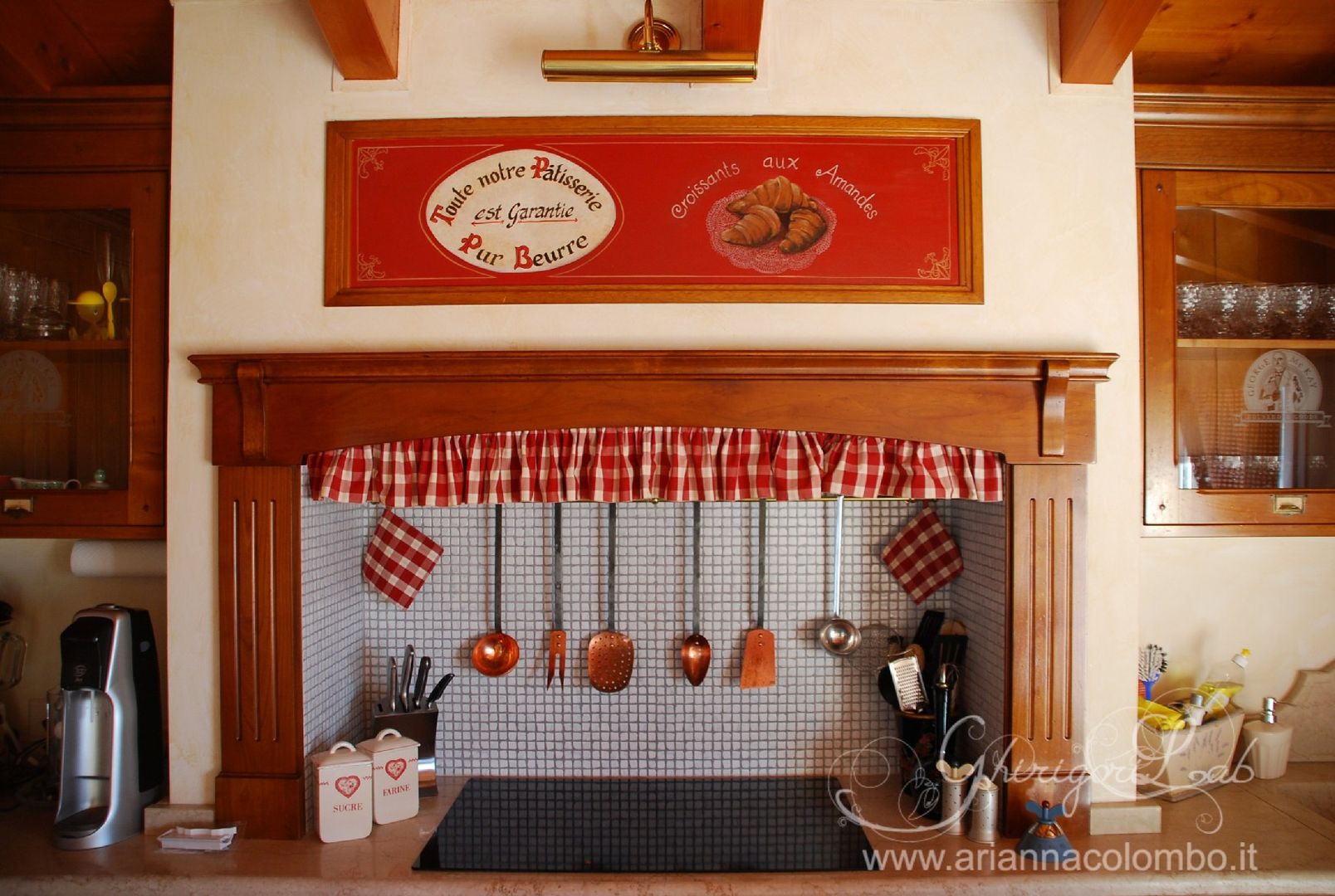 ​Antina decorata con pubblicità vintage Ghirigori Lab di Arianna Colombo Cucina moderna Armadietti & Scaffali