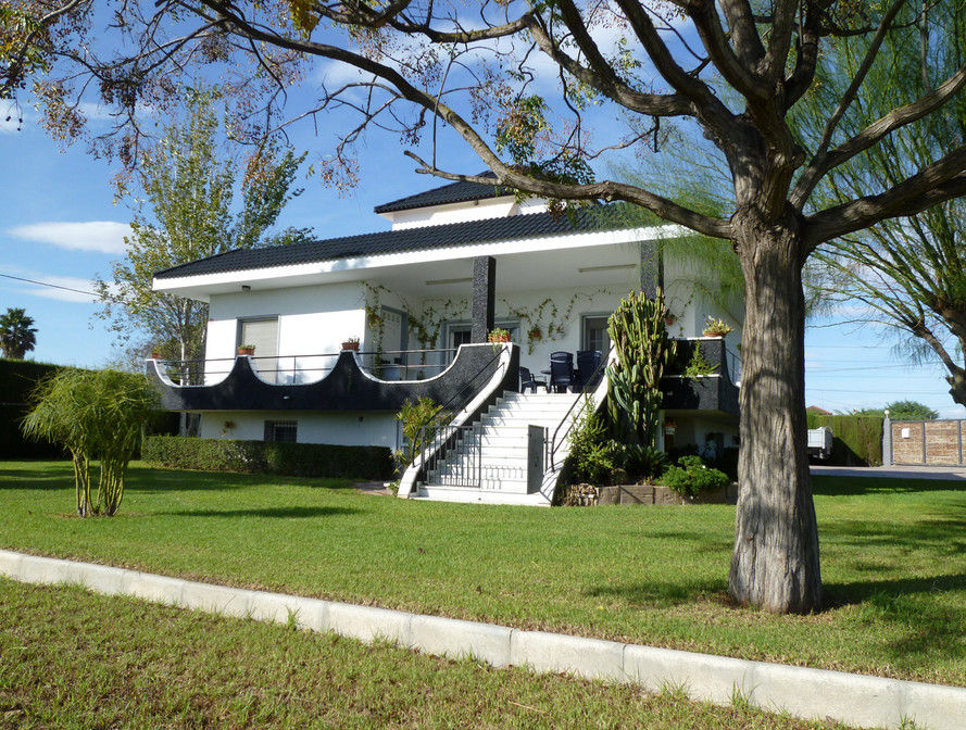 Ejemplos de Construcción de Chalets, Técnicas Constructivas 1993, S.L. Técnicas Constructivas 1993, S.L. Casas de estilo moderno Cielo,Planta,Tiempo de día,Propiedad,Edificio,Árbol,Nube,Arquitectura,Ventana,lote de terreno