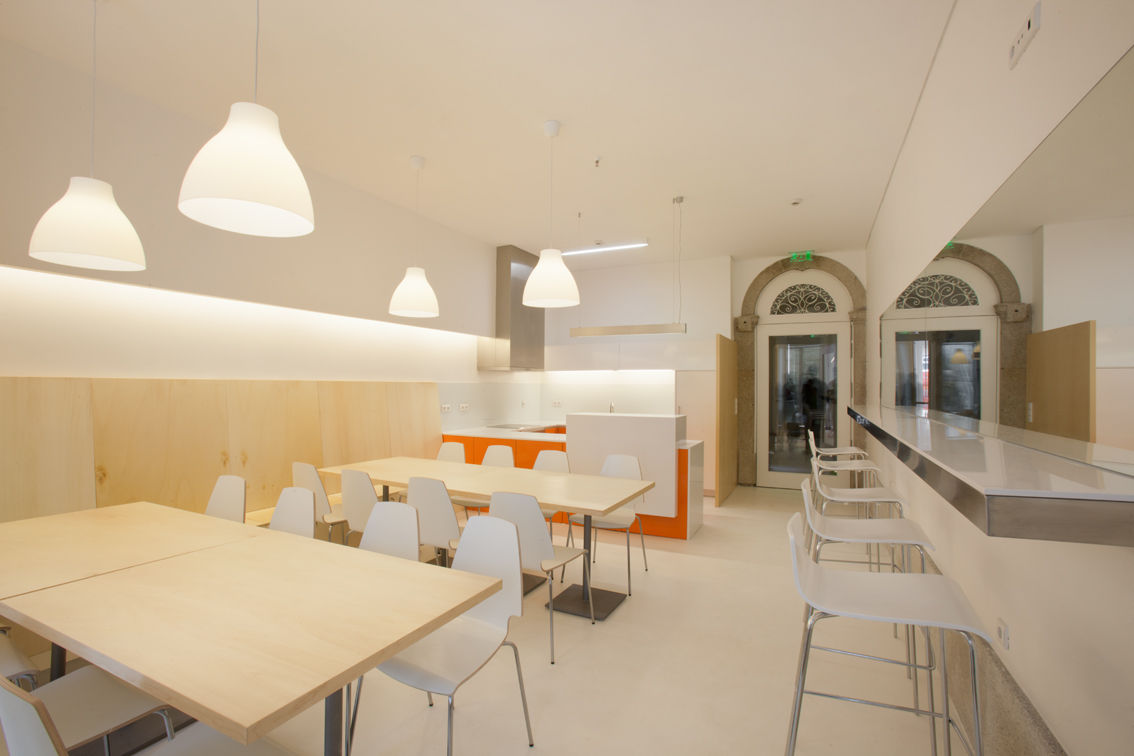 Porto Lounge Hostel, aaph, arquitectos lda. aaph, arquitectos lda. غرفة السفرة