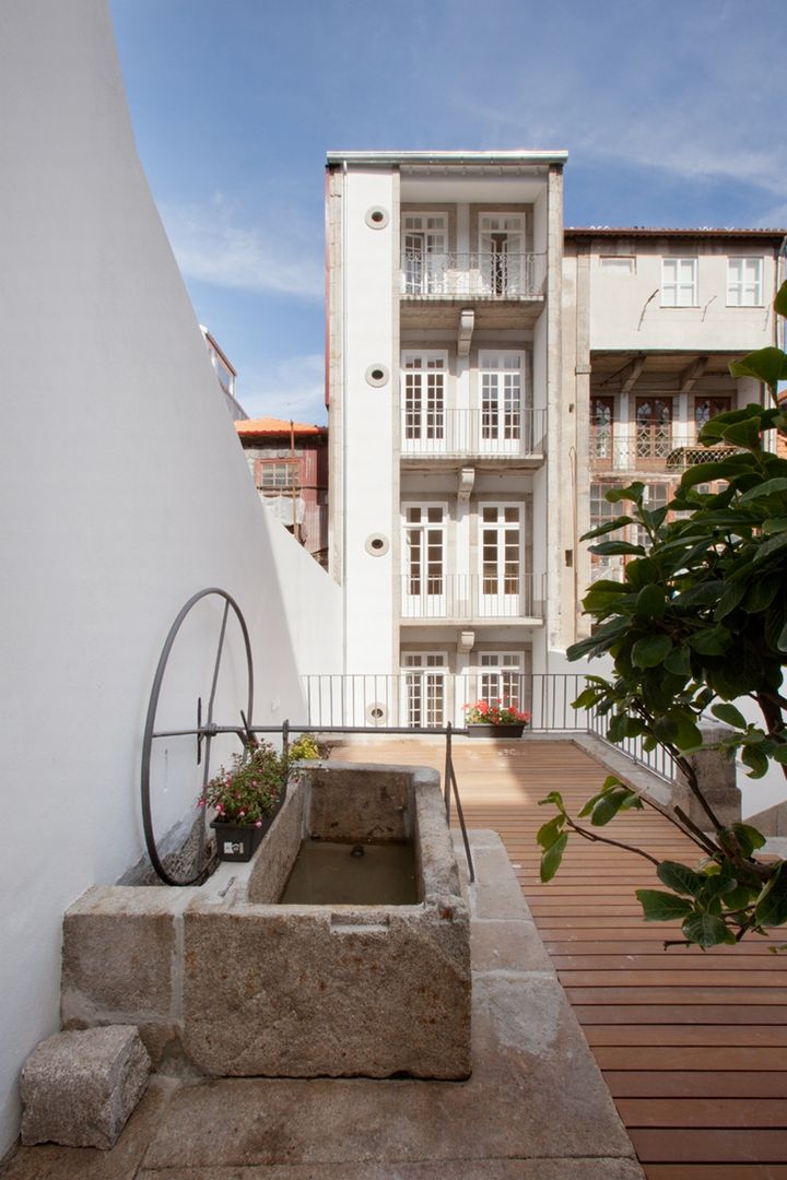 Porto Lounge Hostel, aaph, arquitectos lda. aaph, arquitectos lda. Classic style houses