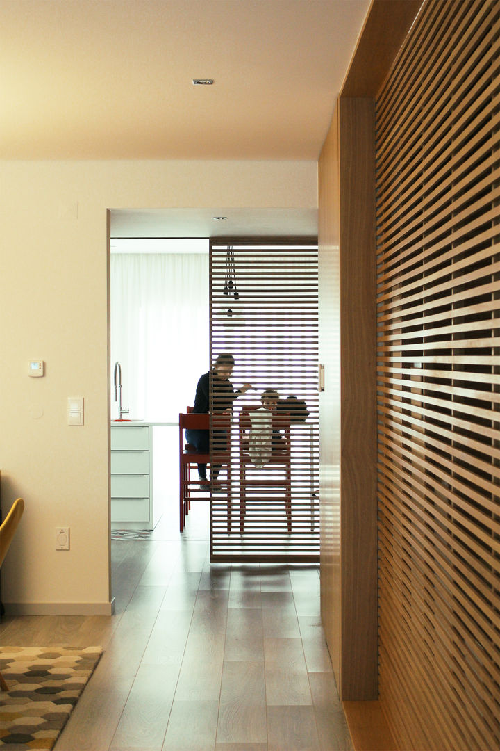 homify Modern corridor, hallway & stairs Wood Wood effect