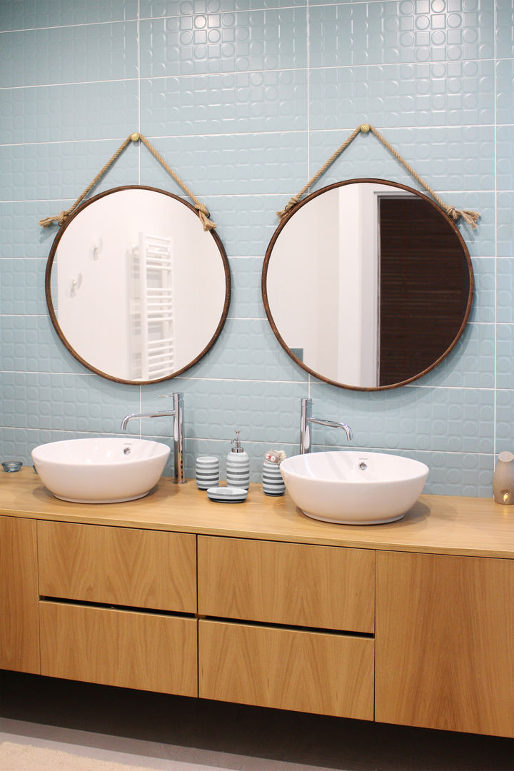 homify Industrial style bathrooms Ceramic