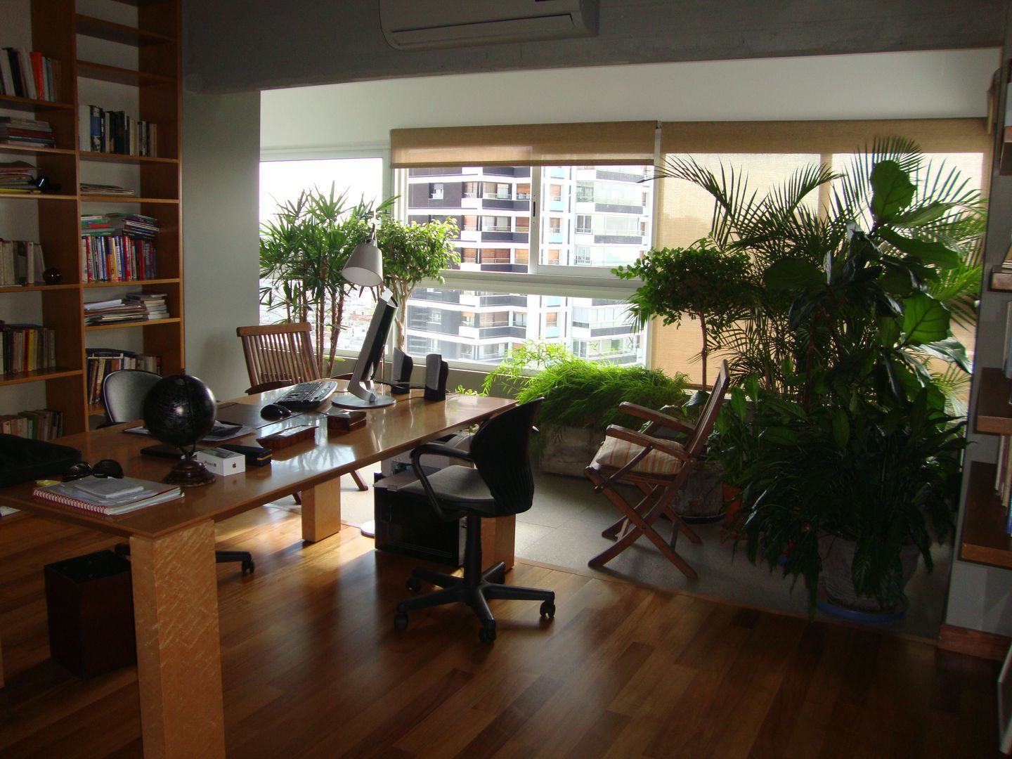 Escritorio con Jardin Hargain Oneto Arquitectas Oficinas y bibliotecas de estilo moderno Madera maciza Multicolor