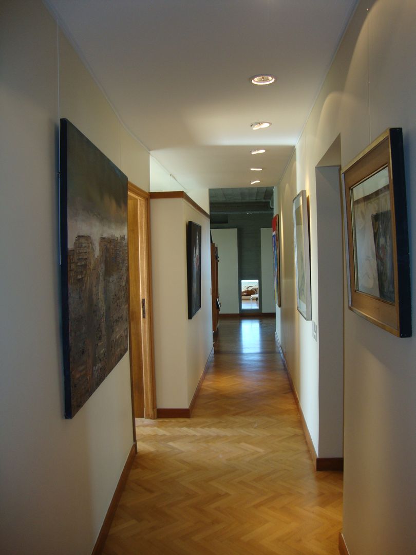 Departamento en Libertador frente al hipodromo, Hargain Oneto Arquitectas Hargain Oneto Arquitectas Modern corridor, hallway & stairs Solid Wood Multicolored