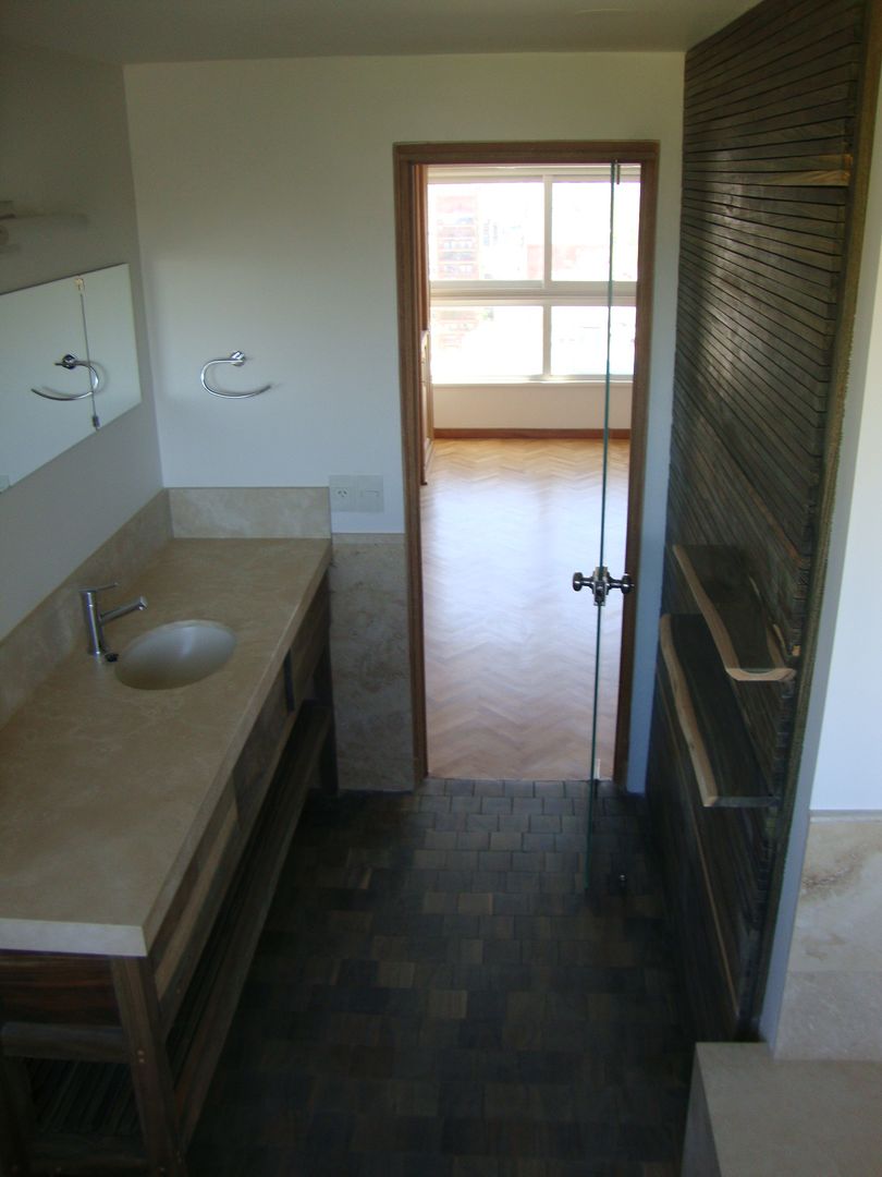 Baño en Madera Palo Santo marmol de Travertino Hargain Oneto Arquitectas Baños de estilo moderno