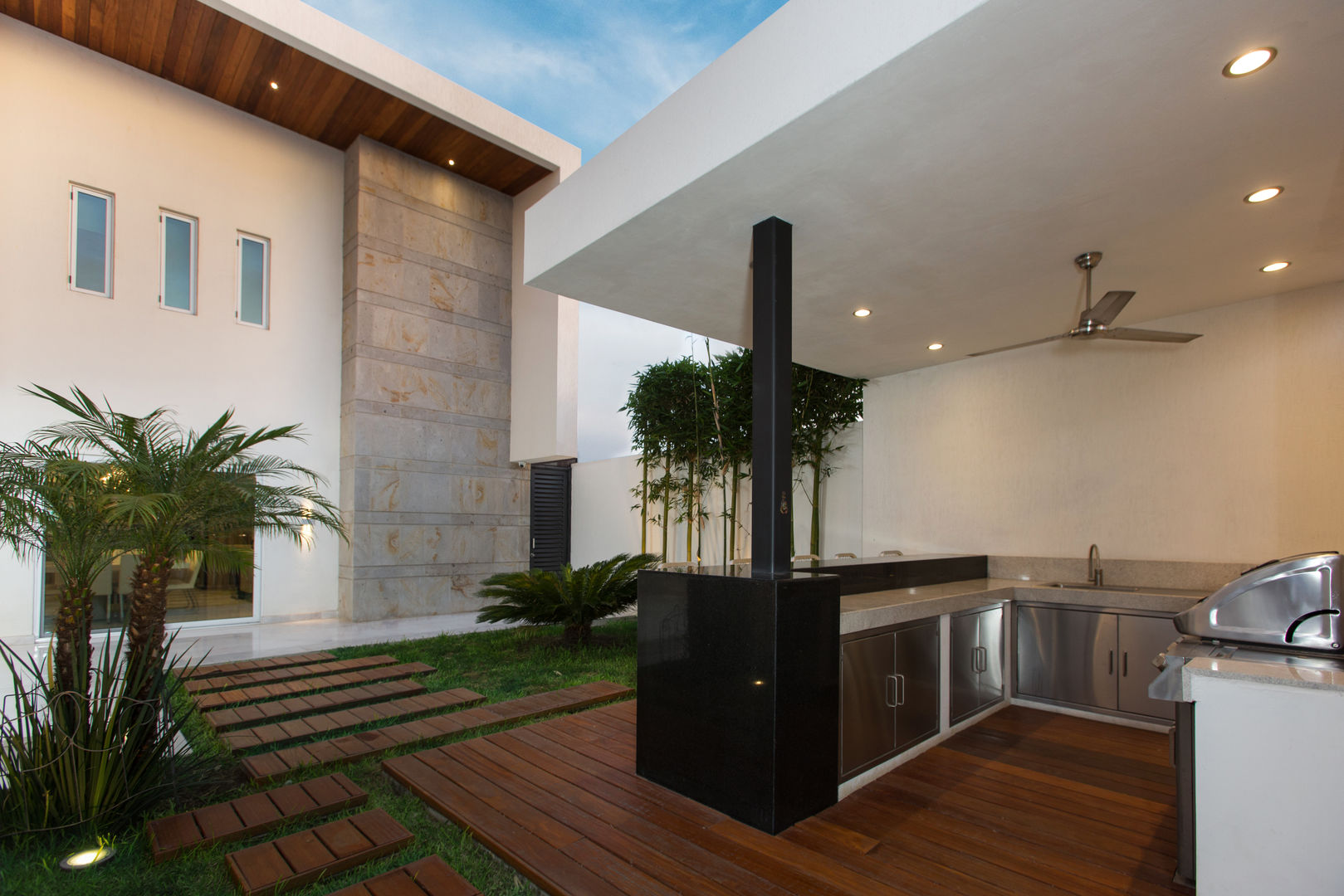 Casa CG Grupo Arsciniest Jardines de estilo moderno Madera Acabado en madera