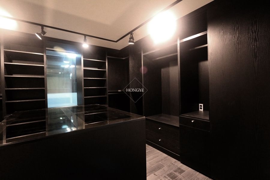 블랙&화이트의 모던한 39py 아파트인테리어, 홍예디자인 홍예디자인 Modern dressing room
