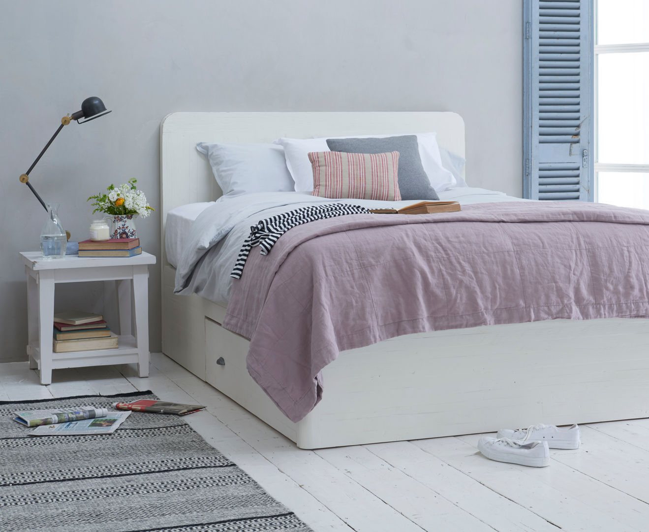 Woody bed in vintage white Loaf Kamar Tidur Gaya Skandinavia Kayu Wood effect Beds & headboards