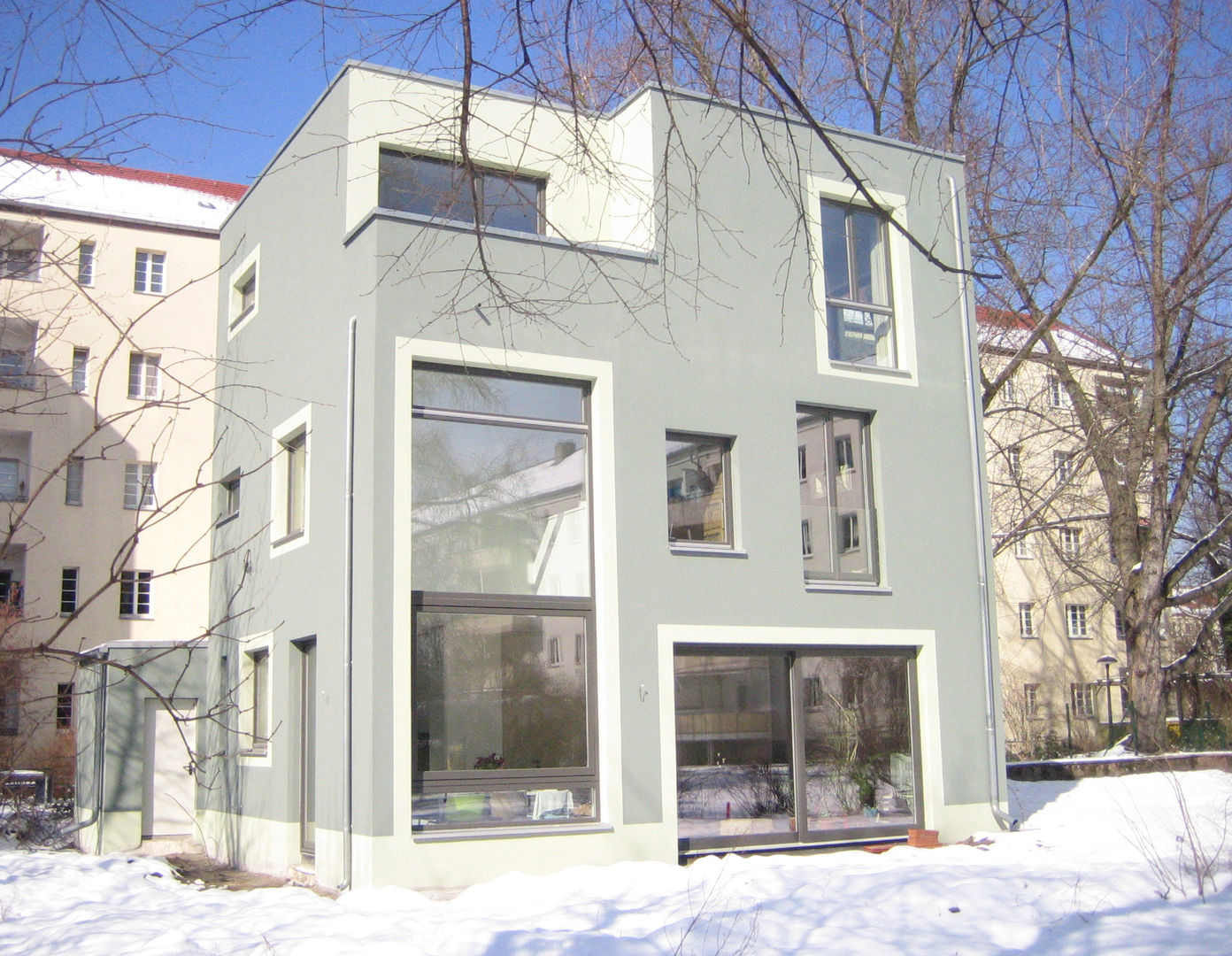 Einfamilienhaus in Alt-Treptow, Anne Raupach Architektur Anne Raupach Architektur Moderne Häuser Fenster,Tageszeit,Gebäude,Schnee,Himmel,Urban design,Befestigung,Baum,Anlage,Holz