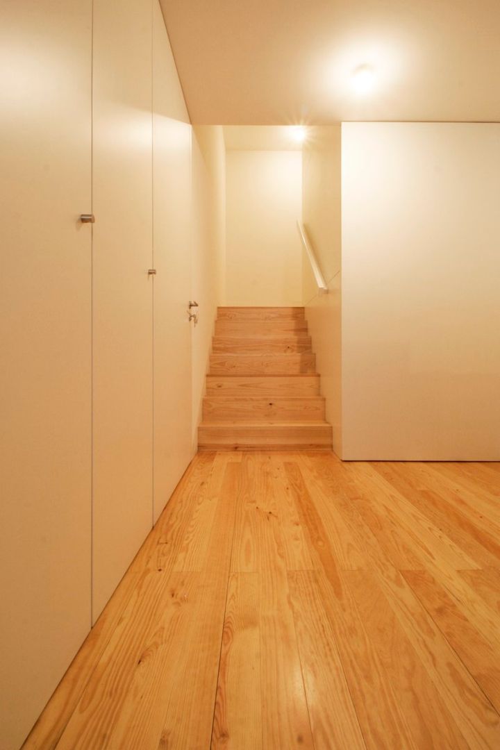 Casas Beiriz, GMAISNV, LDA GMAISNV, LDA Minimalist corridor, hallway & stairs