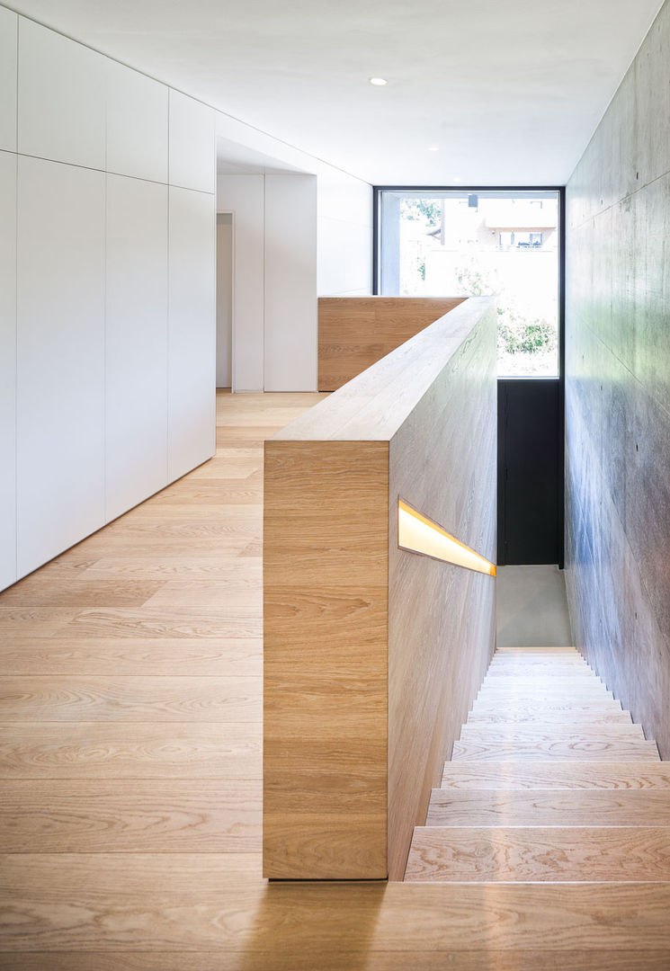 Haus H, ZHAC / Zweering Helmus Architektur+Consulting ZHAC / Zweering Helmus Architektur+Consulting Modern corridor, hallway & stairs لکڑی Wood effect