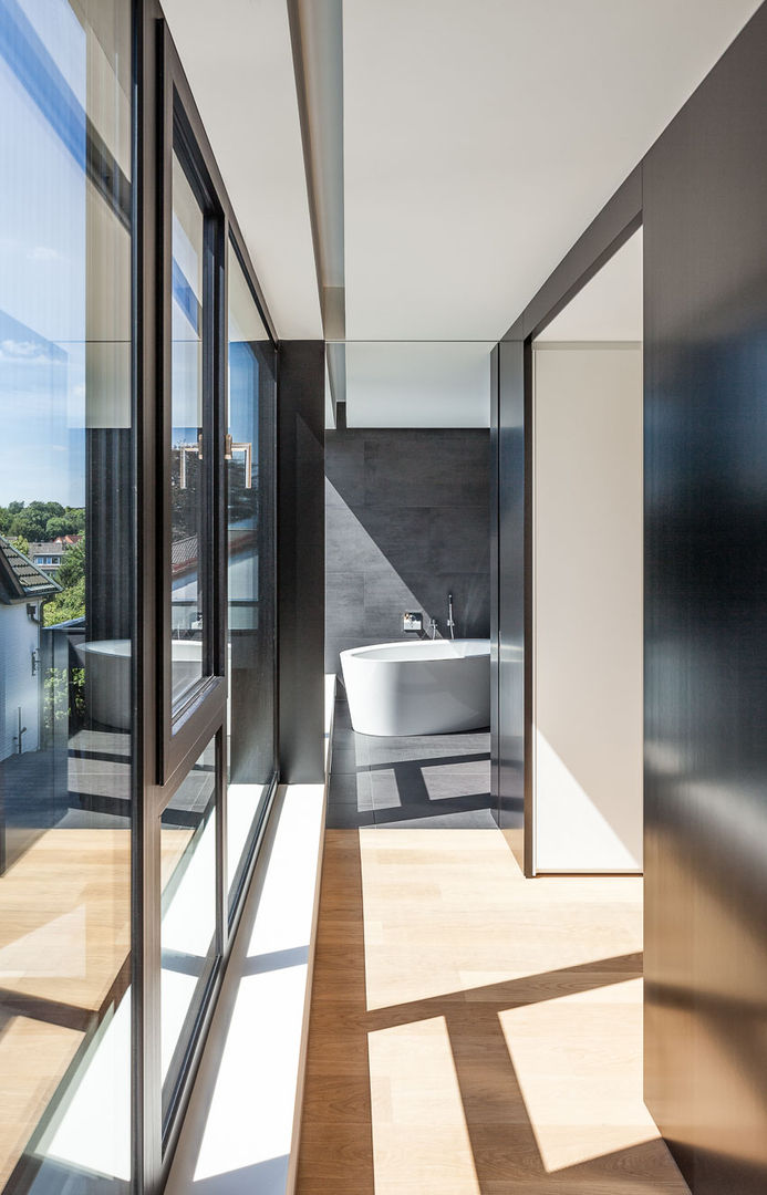 Haus H, ZHAC / Zweering Helmus Architektur+Consulting ZHAC / Zweering Helmus Architektur+Consulting Modern dressing room Engineered Wood Transparent