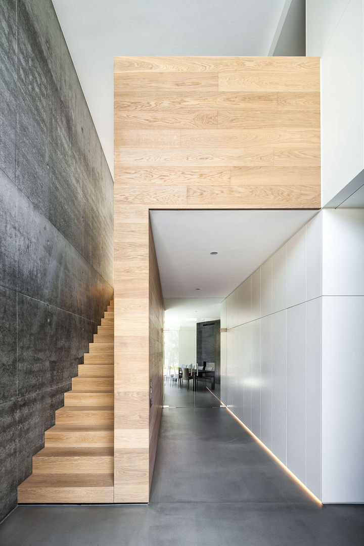 Haus H, ZHAC / Zweering Helmus Architektur+Consulting ZHAC / Zweering Helmus Architektur+Consulting Modern Corridor, Hallway and Staircase Reinforced concrete