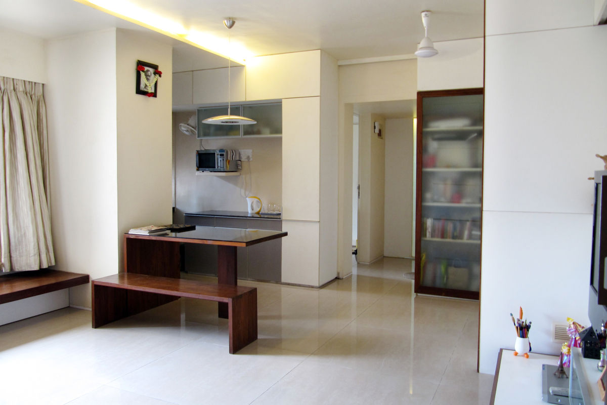 Studio Apartment, The White Room The White Room Phòng khách phong cách tối giản