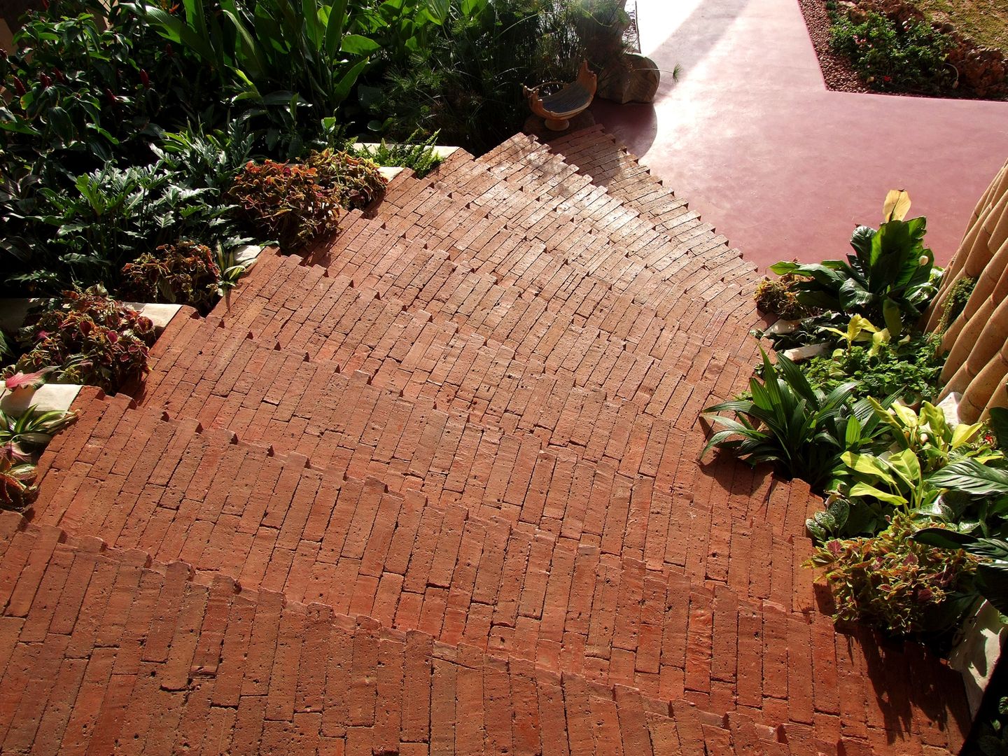 Close up of Brick steps The White Room 庭院