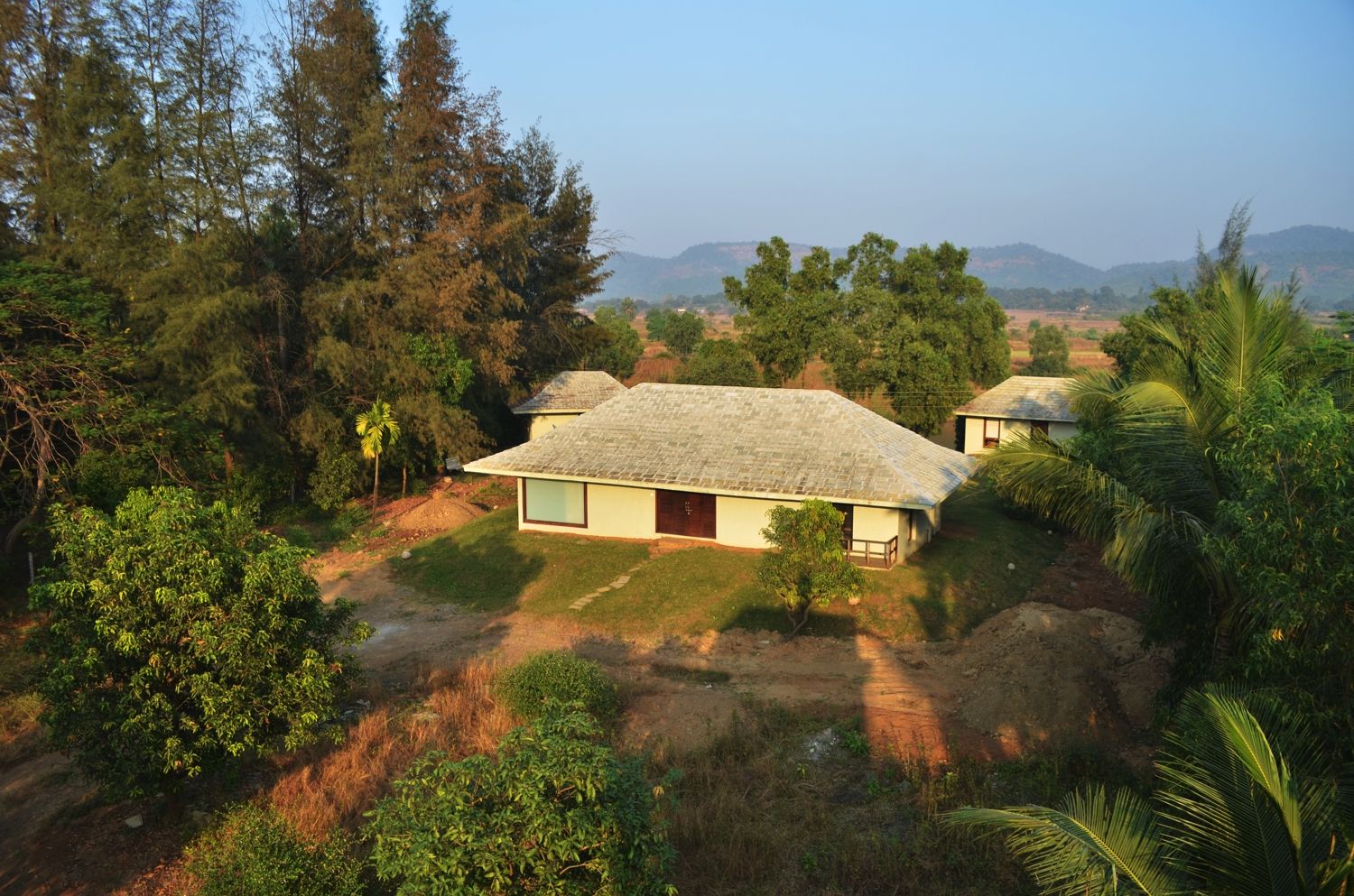 Riverfront House, The White Room The White Room Casas de estilo tropical