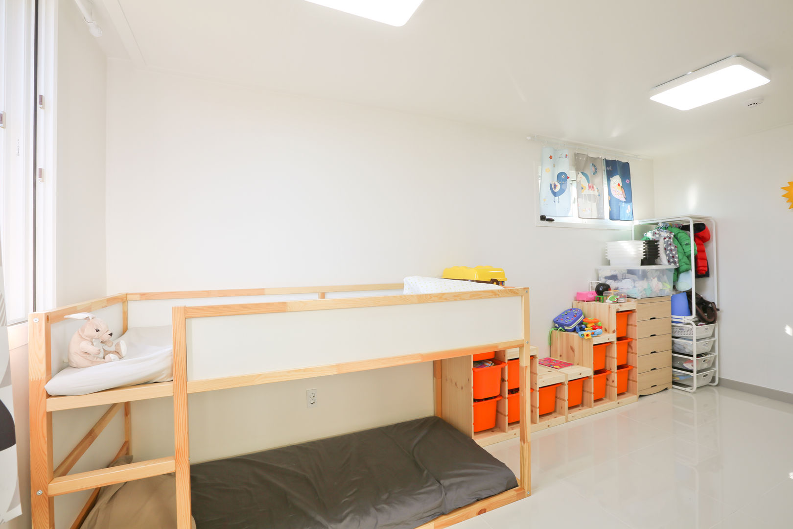 두 아이 아빠의 아파트 탈출기 [양산 범어리] , 한글주택(주) 한글주택(주) Modern nursery/kids room