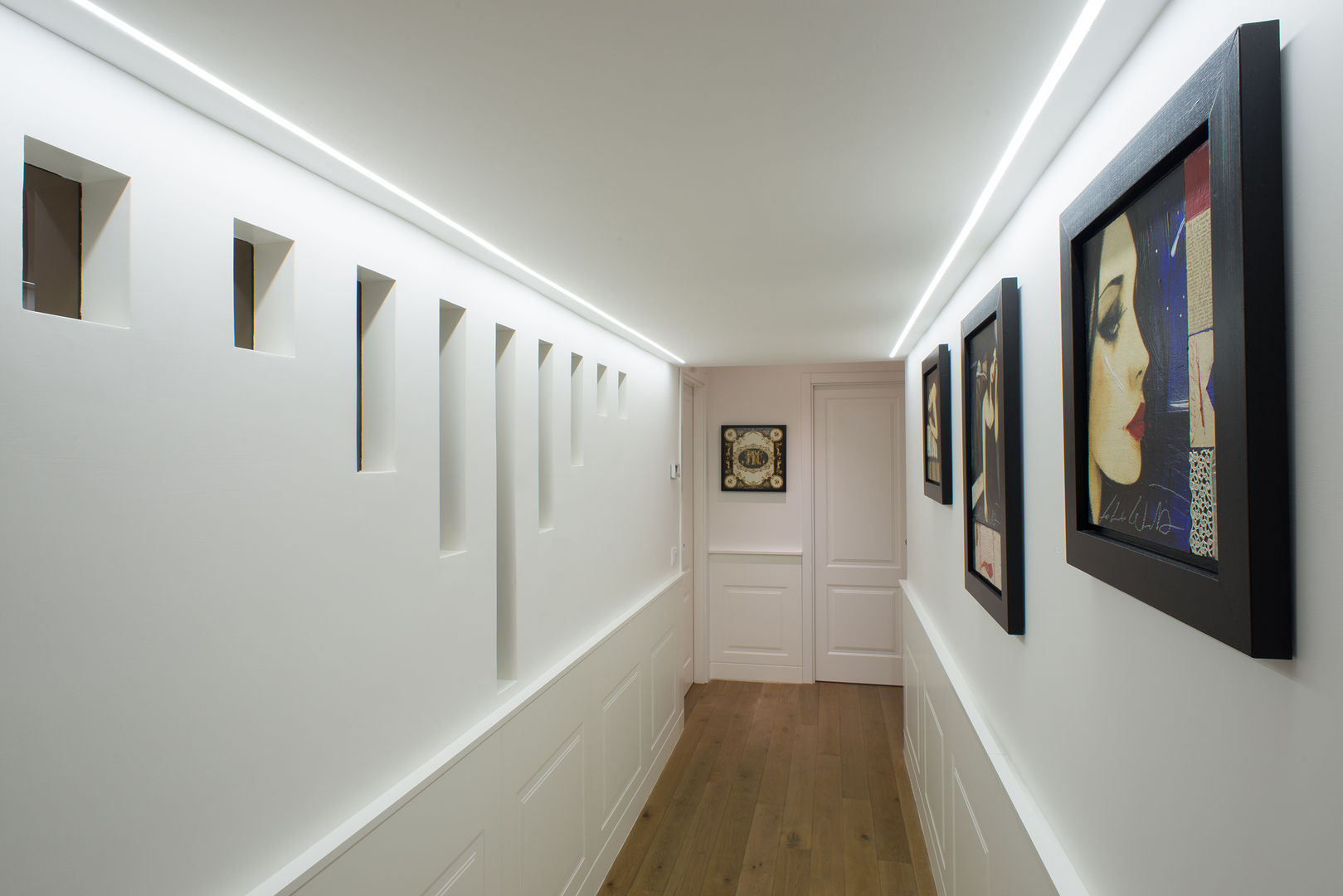 homify Classic style corridor, hallway and stairs