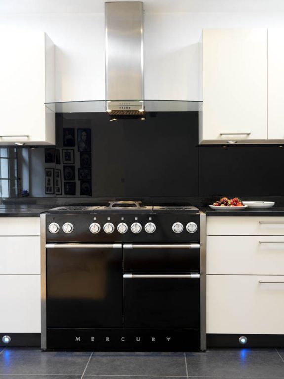 cream high gloss with black granite - black glass Kitchen Co-Ordnation Modern kitchen گلاس Cabinets & shelves