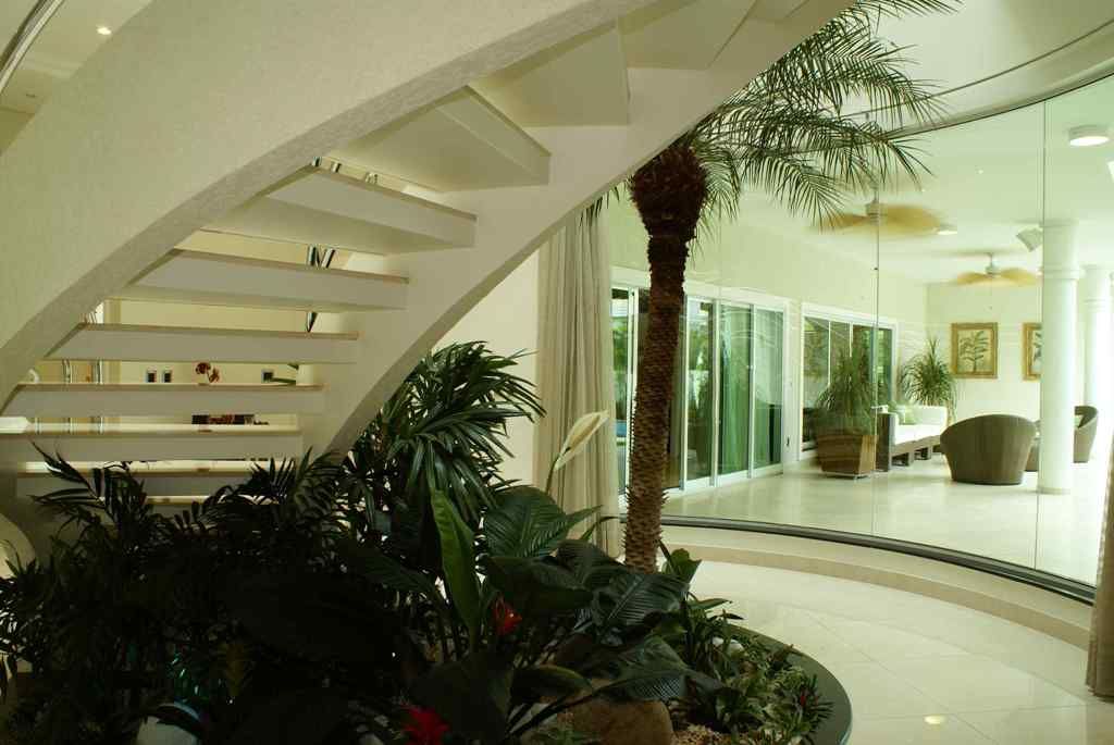 Escada com jardim central e clarabóia Penha Alba Arquitetura e Interiores Escadas