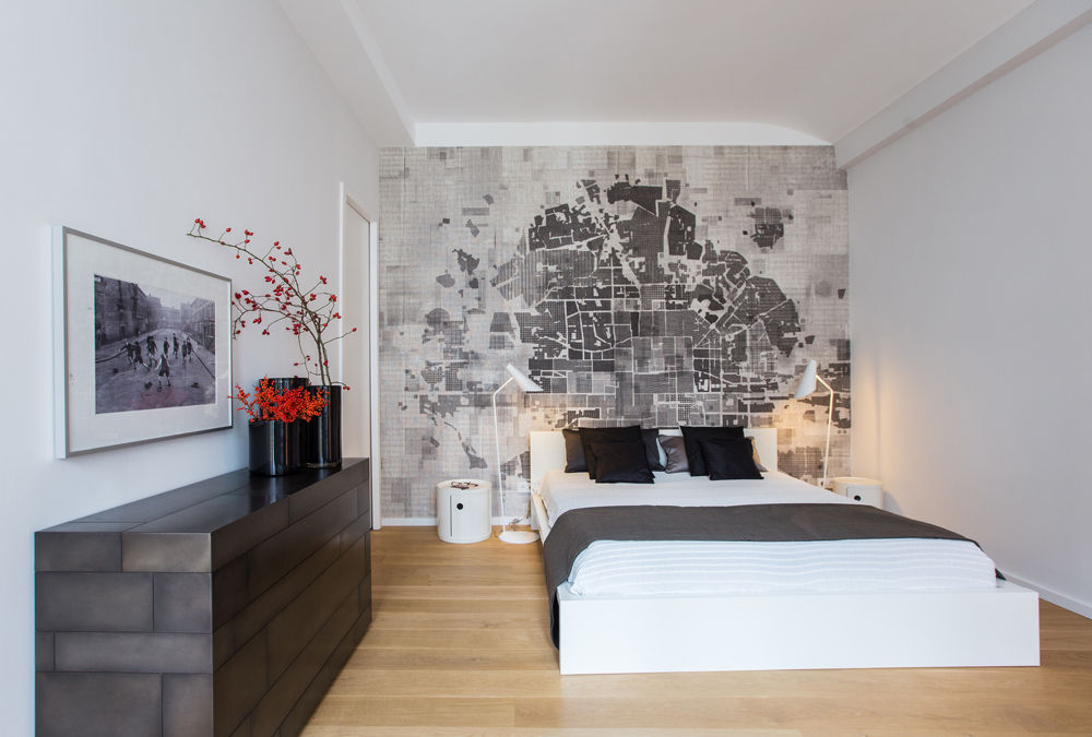 Loft in Berlin Mitte, CONSCIOUS DESIGN - Interiors by Nicoletta Zarattini CONSCIOUS DESIGN - Interiors by Nicoletta Zarattini モダンスタイルの寝室 ベッドサイドテーブル