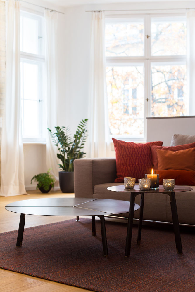 Loft in Berlin Mitte, CONSCIOUS DESIGN - Interiors by Nicoletta Zarattini CONSCIOUS DESIGN - Interiors by Nicoletta Zarattini Modern living room Copper/Bronze/Brass Side tables & trays