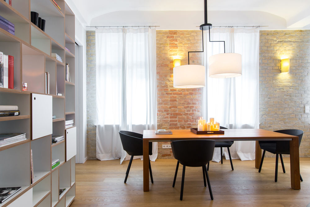 Loft in Berlin Mitte, CONSCIOUS DESIGN - Interiors by Nicoletta Zarattini CONSCIOUS DESIGN - Interiors by Nicoletta Zarattini ห้องทานข้าว อิฐหรือดินเผา ไฟห้องทานข้าว