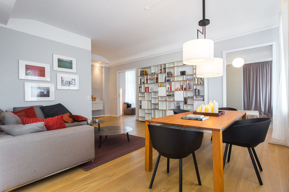 Loft in Berlin Mitte, CONSCIOUS DESIGN - Interiors by Nicoletta Zarattini CONSCIOUS DESIGN - Interiors by Nicoletta Zarattini Modern dining room Wood Wood effect Tables