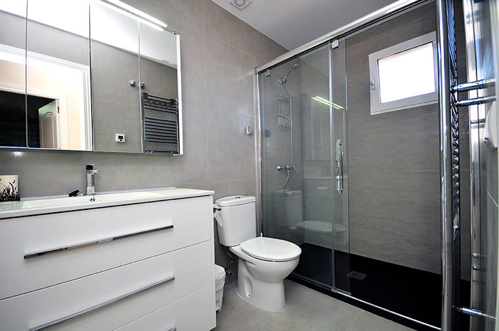Reforma integral y ampliación de vivienda en "Urb. Brisas del Faro", Novodeco Novodeco Modern bathroom