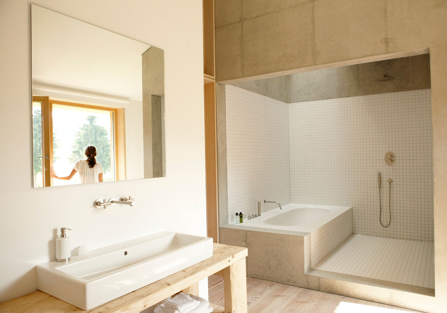 Rauchkuchlhaus auf der Seewiese am Schliersee, vonMeierMohr Architekten vonMeierMohr Architekten Modern Bathroom