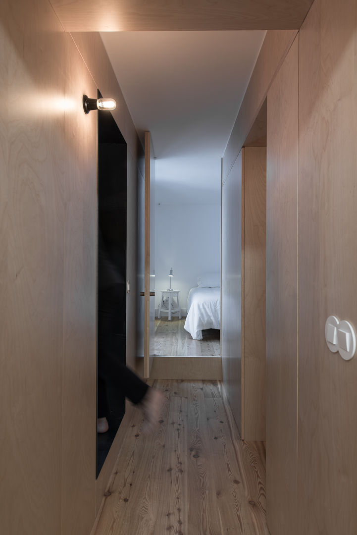 House in Bica do Sapato by ARRIBA, Ricardo Oliveira Alves Photography Ricardo Oliveira Alves Photography Minimalist corridor, hallway & stairs