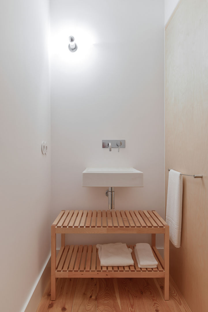 House in Bica do Sapato by ARRIBA, Ricardo Oliveira Alves Photography Ricardo Oliveira Alves Photography Minimalist style bathroom