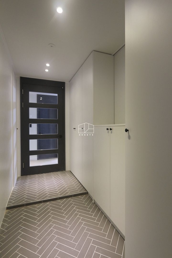 공간 활용도 높은 32py 모던 아파트인테리어, 홍예디자인 홍예디자인 Modern corridor, hallway & stairs