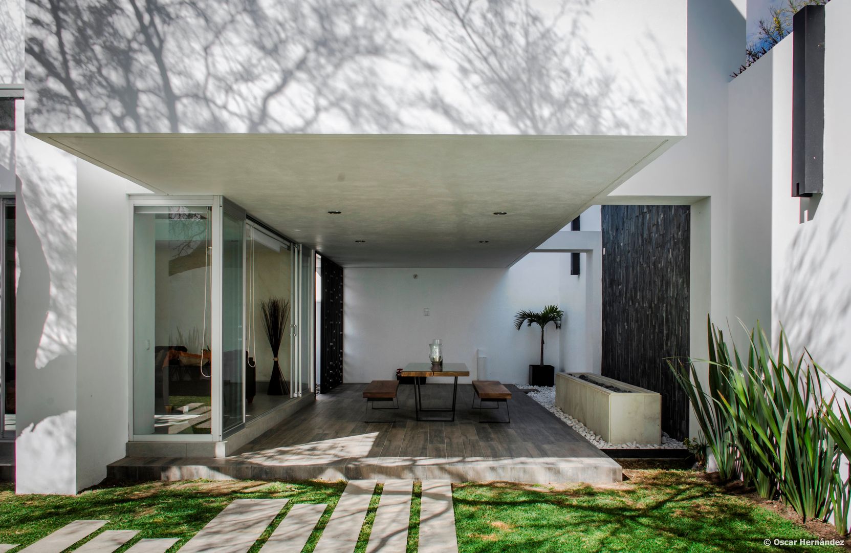 casaMEZQUITE, BAG arquitectura BAG arquitectura Modern Balkon, Veranda & Teras Seramik