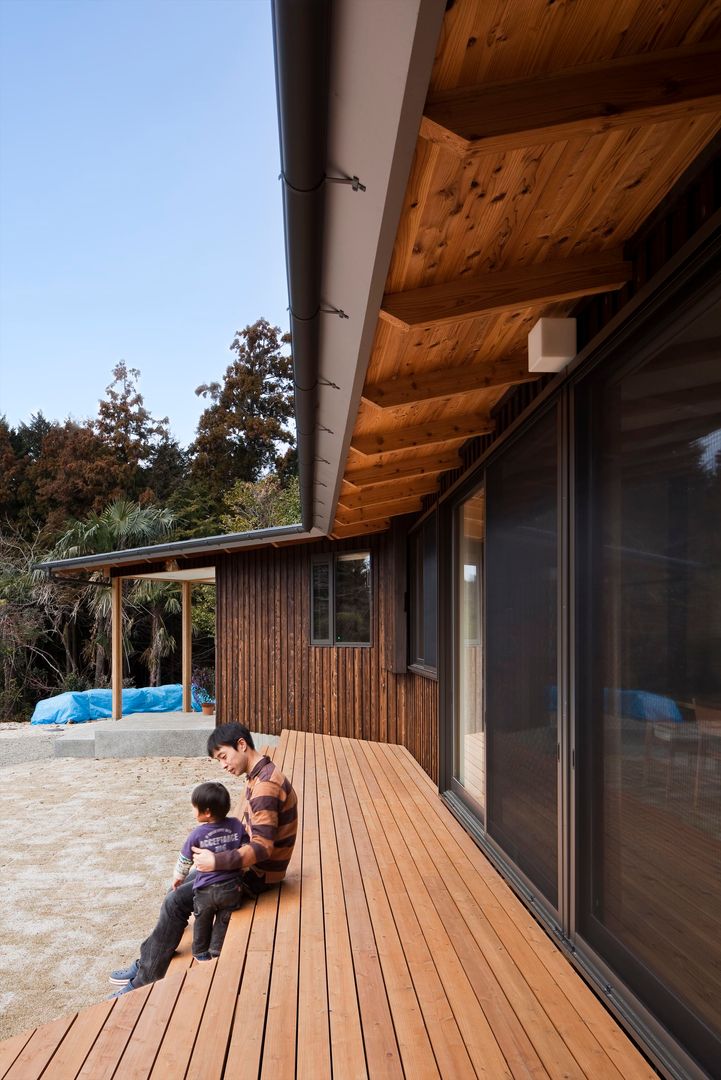 樹を繋ぐ家, 大森建築設計室 大森建築設計室 بلكونة أو شرفة خشب Wood effect