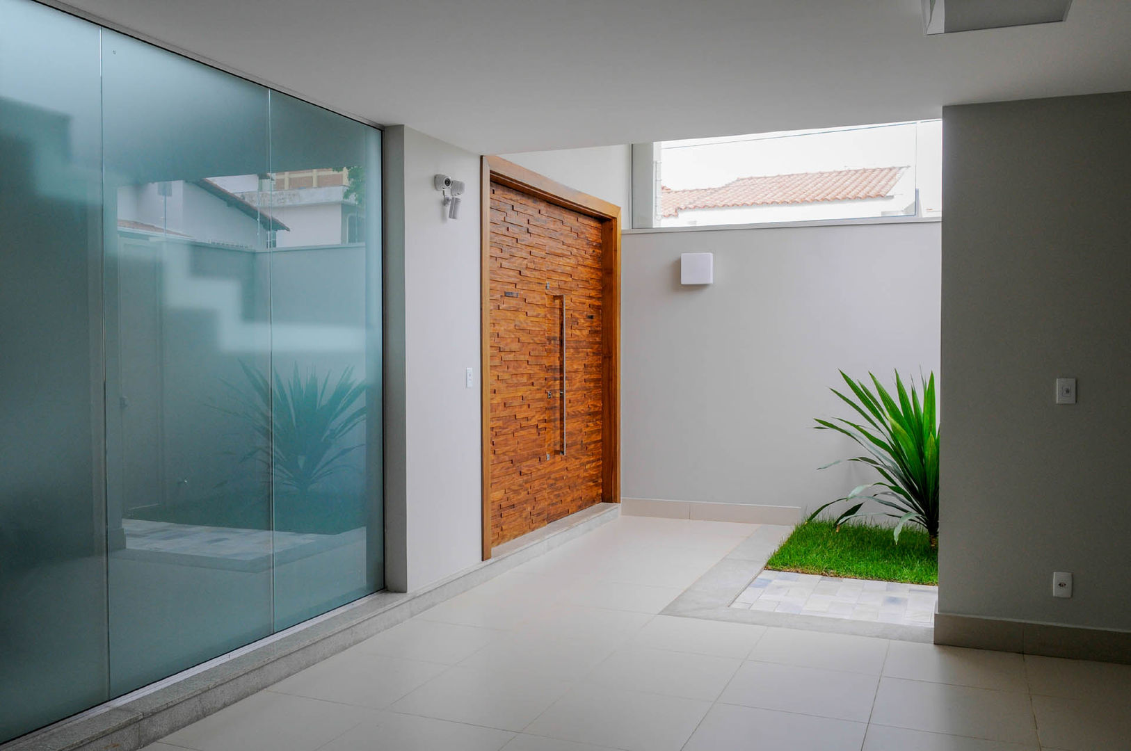 Residência AVS, A/ZERO Arquitetura A/ZERO Arquitetura Modern corridor, hallway & stairs