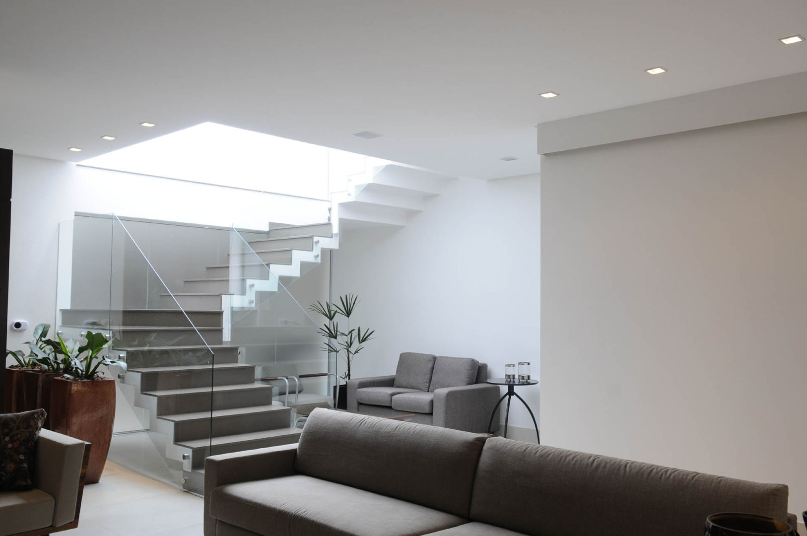 Residência AVS, A/ZERO Arquitetura A/ZERO Arquitetura Modern corridor, hallway & stairs