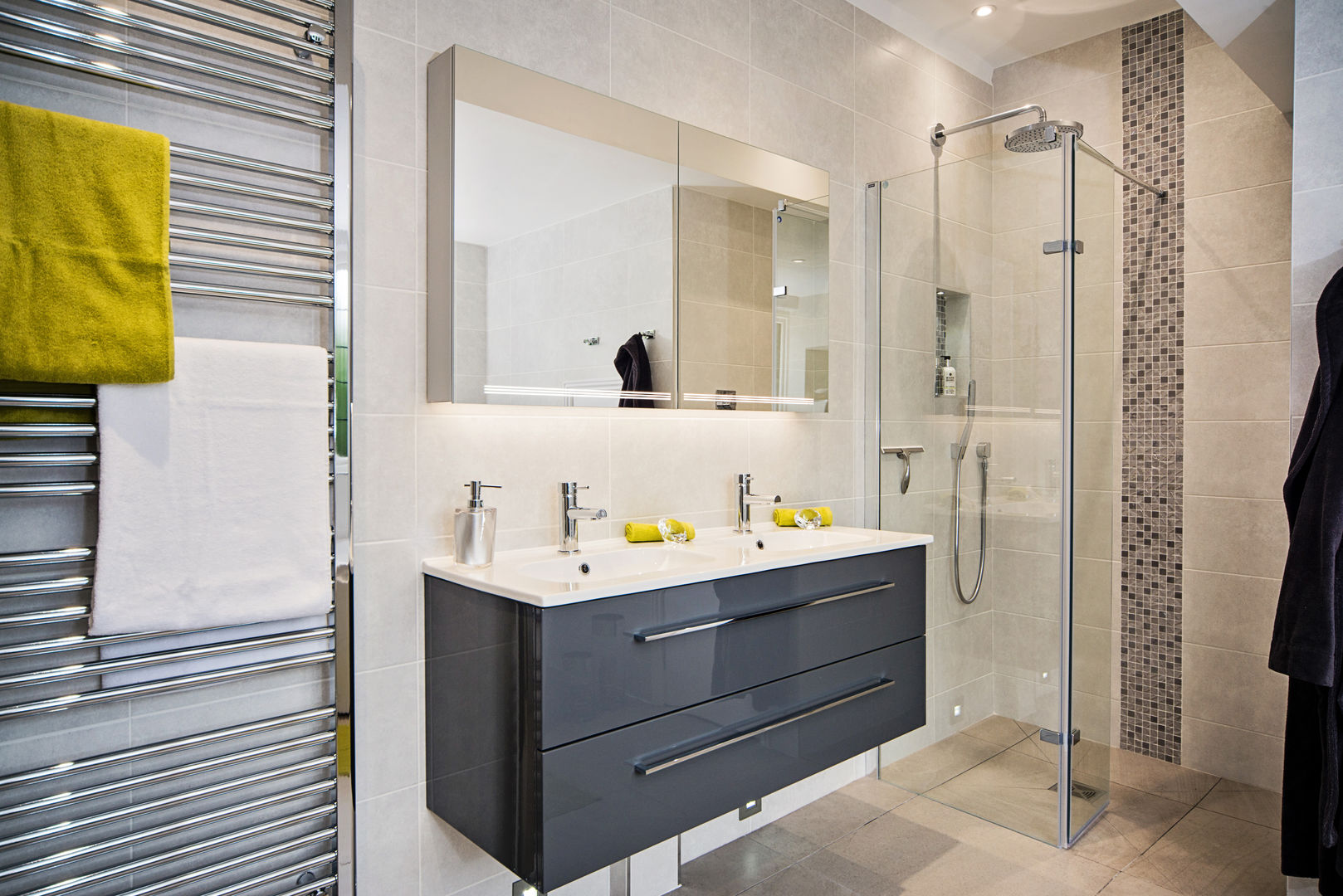 Mr & Mrs D, En-Suite, Guildford Raycross Interiors Nowoczesna łazienka bathroom design,installation,mosaic tiles,walk-in shower,free-standing bath,mirror cabinet