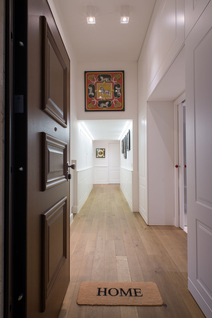 Un appartamento in centro, Mario Ferrara Mario Ferrara Modern Corridor, Hallway and Staircase