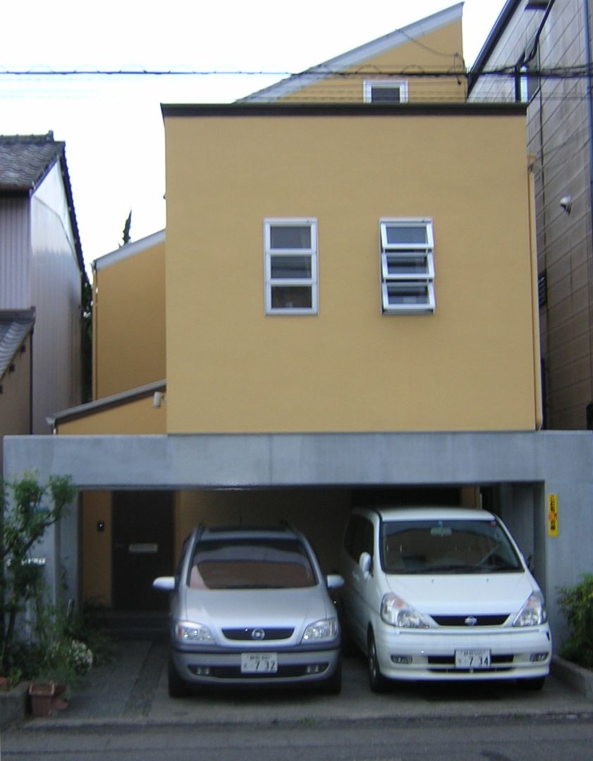 ビルトインガレージのある家, アース建築工房 アース建築工房 Casas de madera Concreto