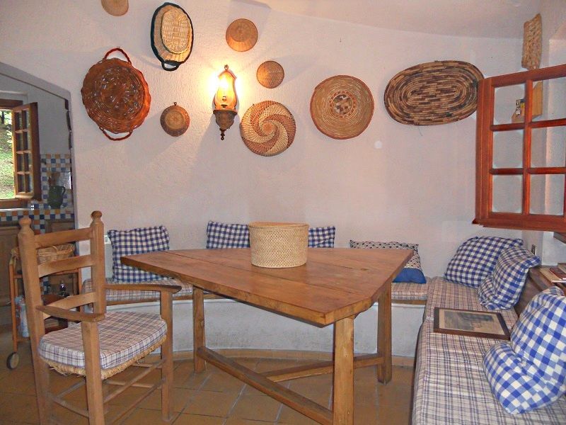 A un'ora da Roma immobiliare sublacense Sala da pranzo in stile rustico Legno Effetto legno rustico,utensili cucina,sedute,country,tavolo cucina,Sedie & Panche