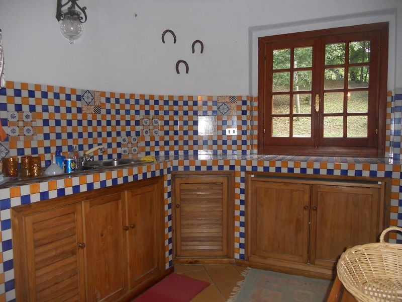 La casa per il tuo relax a un'ora da Roma, immobiliare sublacense immobiliare sublacense Rustic style kitchen Ceramic Bench tops