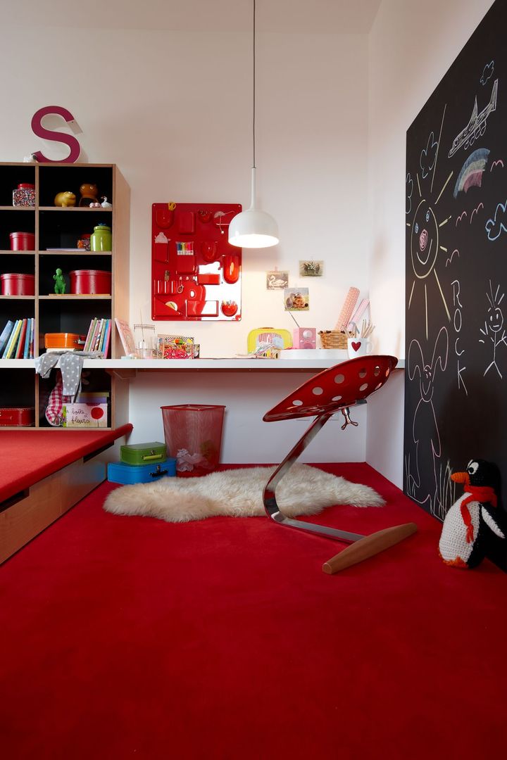 Kinderzimmer mit Podest und Schreibplatz Burkhard Heß Interiordesign Moderne Kinderzimmer Teppichboden,Podest,Tafel,Schreibtische,Hocker,Schubladen,Regal,Pendelleuchte