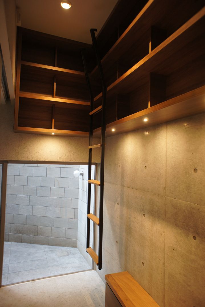 奥行きの本棚, 東章司建築研究所 東章司建築研究所 Moderne studeerkamer Hout Hout