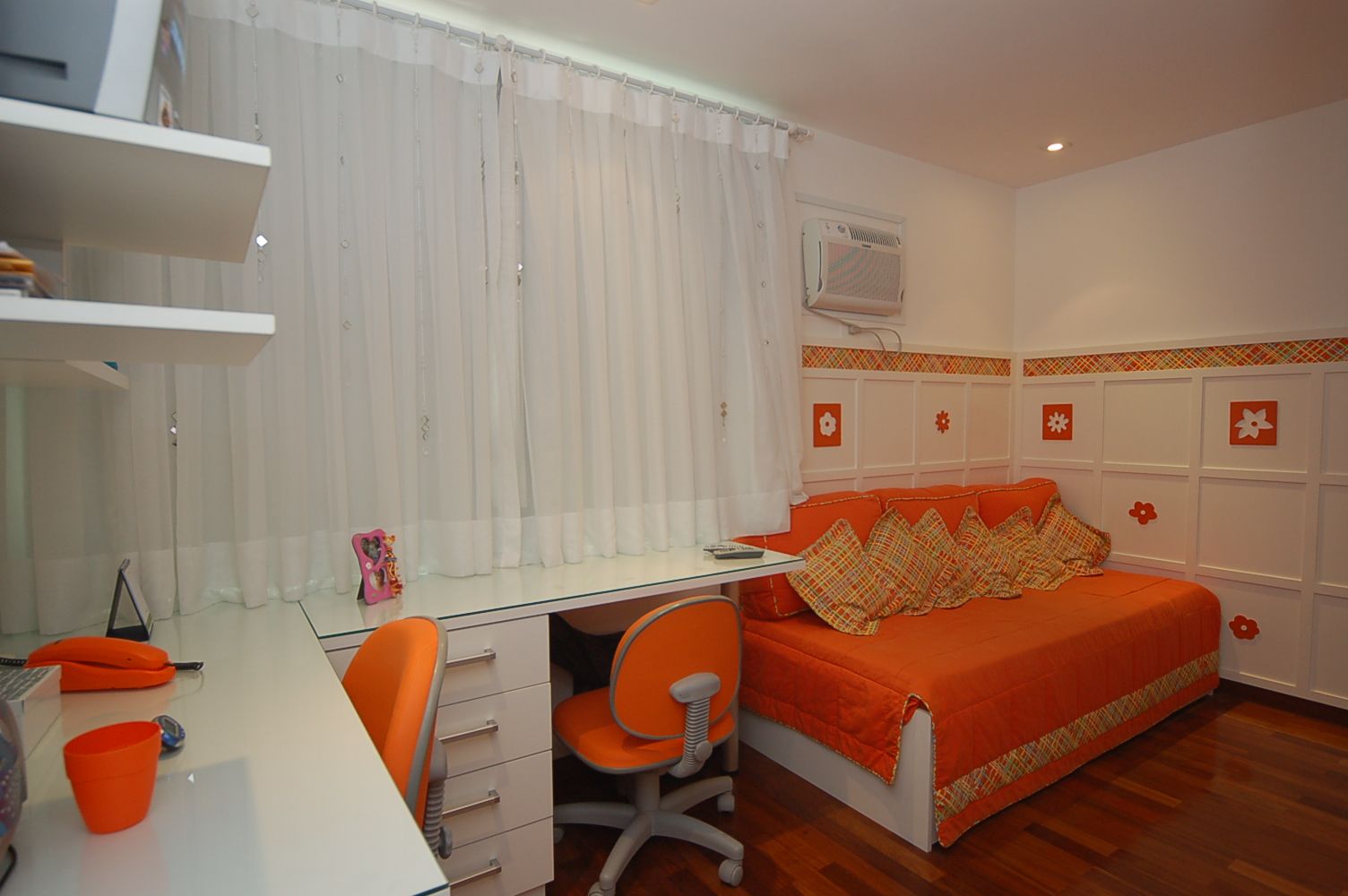 Apartamento Laranja, EMMILIA CARDOSO DESIGNERS ASSOCIADOS EMMILIA CARDOSO DESIGNERS ASSOCIADOS Modern style bedroom